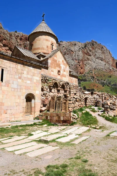 Церковь Сурб Карапет в монастырском комплексе Нораванк, расположенном недалеко от города Ехегнадзор, Армения — стоковое фото