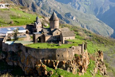 Sabah Tatev 'deki dağ köyündeki manastır, Ermenistan' ın güneyi, Syunik bölgesi.