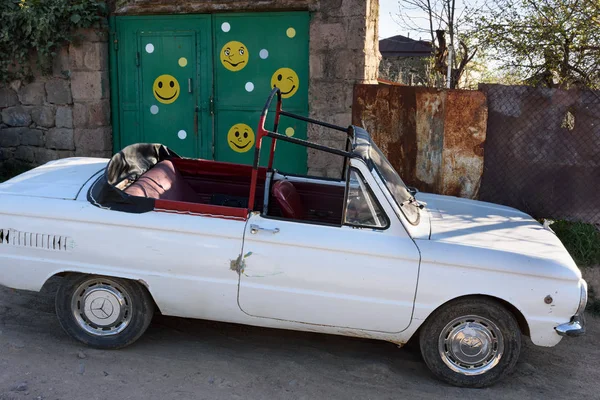 Coche Viejo Cabriolet Aparcado Cerca Puerta Divertida Aldea Tatev Armenia —  Fotos de Stock