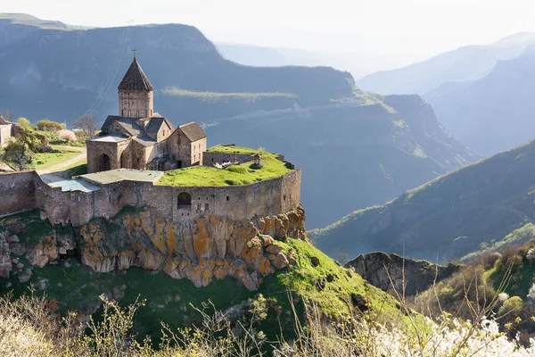 Sabah Tatev 'deki dağ köyündeki manastır, Ermenistan' ın güneyi, Syunik bölgesi.