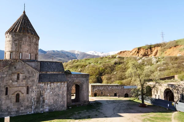 Монастырь в горном селе Татев утром, на юге Армении, Сюникская область — стоковое фото