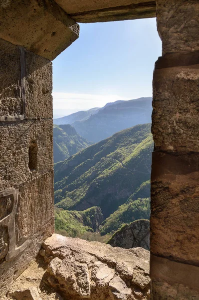 Pemandangan gunung dari jendela ruang biara kuno, Tatev — Stok Foto