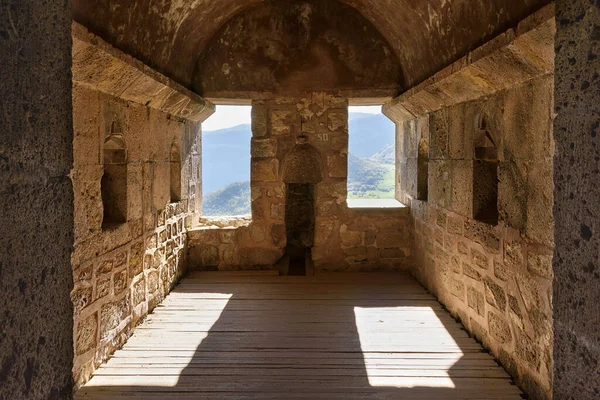 Habitación vacía del antiguo monasterio con vistas a la montaña —  Fotos de Stock