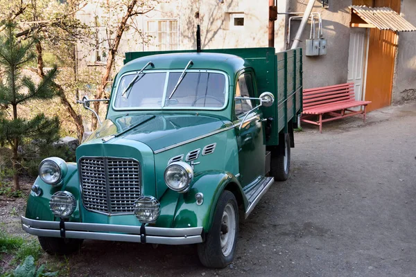 Flatbed truck van oud model op Dilijan straat — Stockfoto