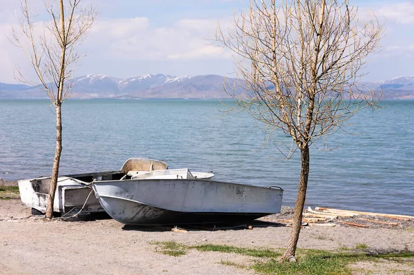 Dvě lodě na břehu jezera Sevan na jaře — Stock fotografie