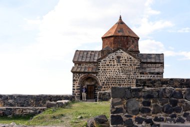 Sevanavank manastırı Sevan Gölü 'nün kuzeybatı kıyısında, Gegharkunik, Ermenistan