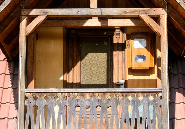 Balcone con una recinzione in legno intagliato e un faro nel centro di Dilijan — Foto Stock