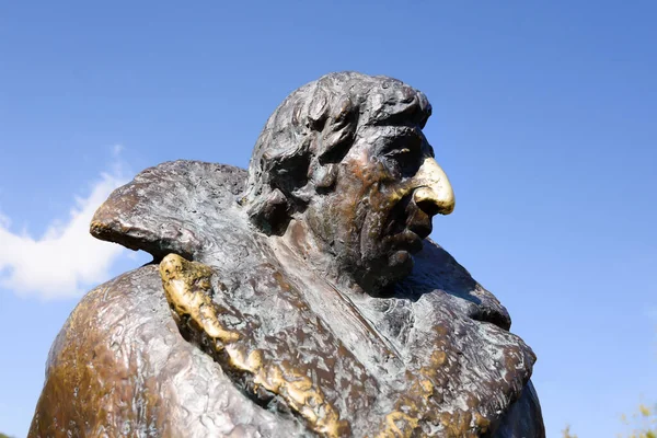 Dilijan, Armenië-mei, 02 2019: Monument gewijd aan filmheld Mimino. Frunzik Mkrtchyan als Rubik Khachikyan, vrachtwagenchauffeur — Stockfoto
