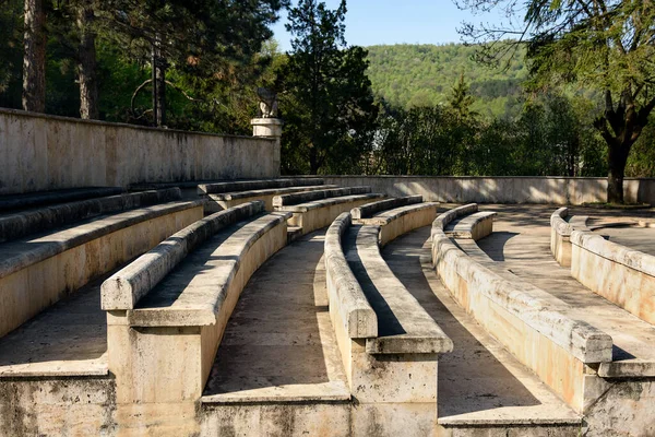 Spectator zetels van Old Amphitheater in kleine badplaats berg stad Dilijan, Armenië — Stockfoto