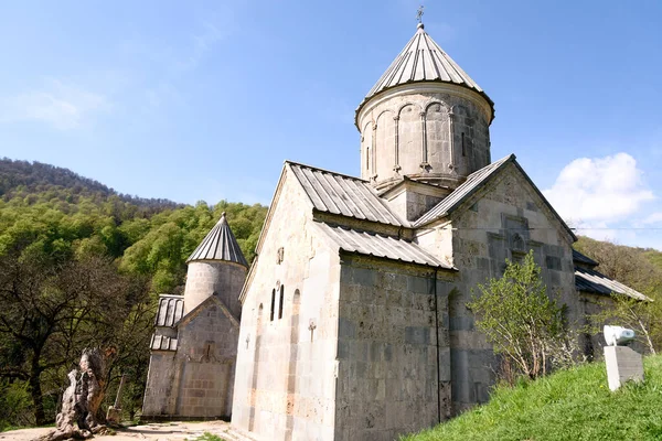 Surb Astvatsatsin, kostel Panny Marie. Starověký arménský klášter Haghartsin v oblasti Tavush v zalesněném údolí hřebene Ijevan — Stock fotografie