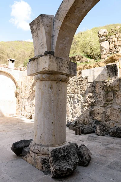 Ruinas del narthex Surb Astvatsatsin, Iglesia de la Santísima Virgen. Antiguo monasterio armenio Haghartsin en la región de Tavush —  Fotos de Stock