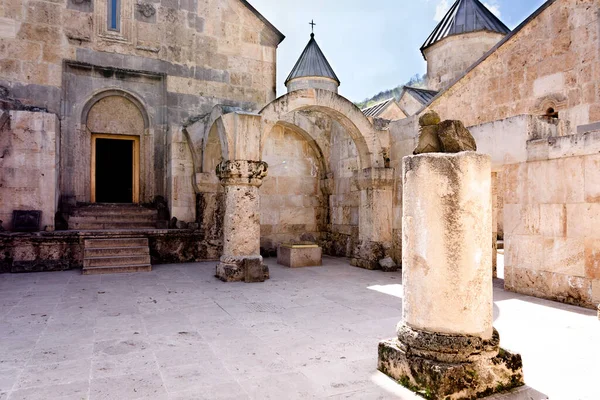 Zřícenina narthex Surb Astvatsatsin, kostel Panny Marie. Starověký arménský klášter Haghartsin v oblasti Tavush — Stock fotografie
