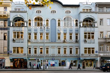 Moskova, Rusya - 19 Ekim 2018: Moskova 'nın merkezindeki zemin katta farklı dükkanlara sahip ikamet binası