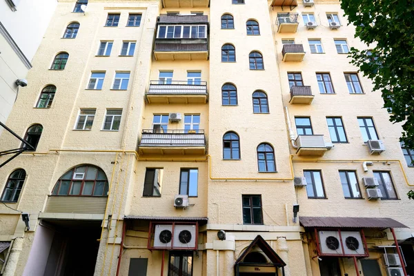 Monikerroksinen Keltainen Asuinrakennus Moskovan Keskustassa Näkymä Pihalta — kuvapankkivalokuva
