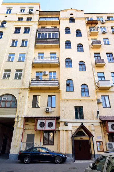 Gul Boligbygning Med Flere Etasjer Sentrum Moskva Sett Fra Verftet – stockfoto