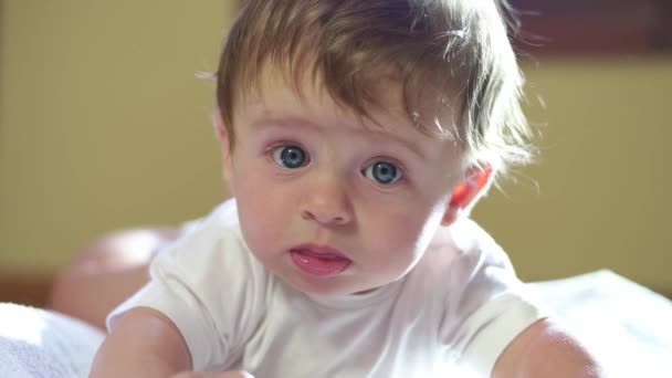 Портрет щасливого немовляти Новонароджена дитина посміхається повільний рух — стокове відео