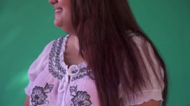 Gülümseyen 9 kişi duygu ve duygu mutlu şişman Latin kadınla