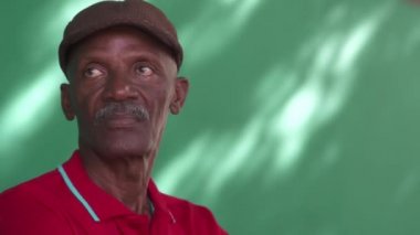 21 yaşlılar portre üzgün yaşlı siyah bir erkek şapkalı insanlar