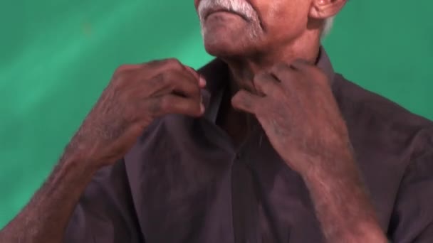 19 mensen portret ernstige oudere Afro-Amerikaanse Man met hoed — Stockvideo