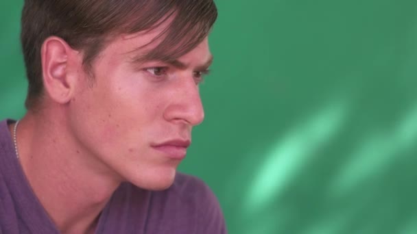 23 depressziós fiatal spanyol ember, szomorú, aggódó arcát kifejezés — Stock videók