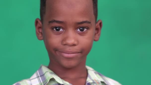 35 Niños Retrato Joven Sonriendo Feliz Niño Negro Masculino — Vídeo de stock