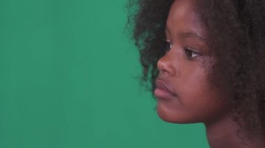 30 güzel Afro-Amerikan kız İspanyol çocuk üzgün yüz ifadesi