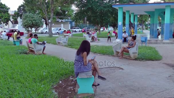 インターネットの無線技術と公園キューバのハバナのキューバ人 — ストック動画