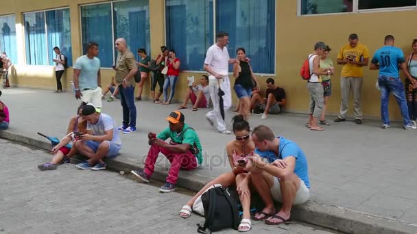 Люди и туристы подключены к Wi-Fi сети в Гаване Куба — стоковое видео