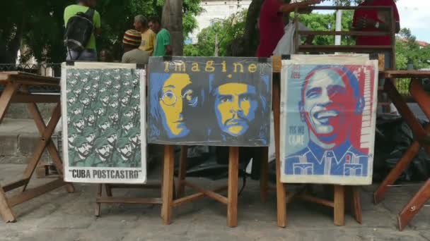 Carteles y souvenirs en venta en mercado cubano La Habana Cuba — Vídeos de Stock