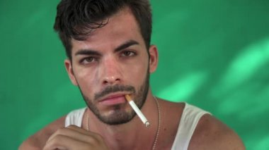 Sigara ve duman üfleme İspanyol delikanlı