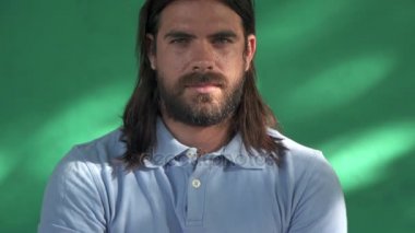 Depresif genç İspanyol adam üzgün endişeli yüz ifadesi ile