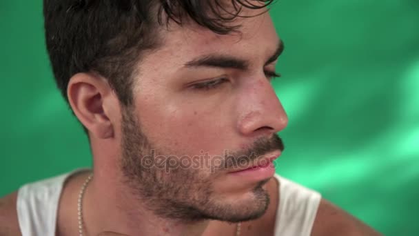 Депрессивный молодой латиноамериканец с грустным выражением лица — стоковое видео