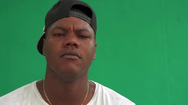 Black Man Rapper olhando para a câmera com expressão séria — Vídeo de Stock