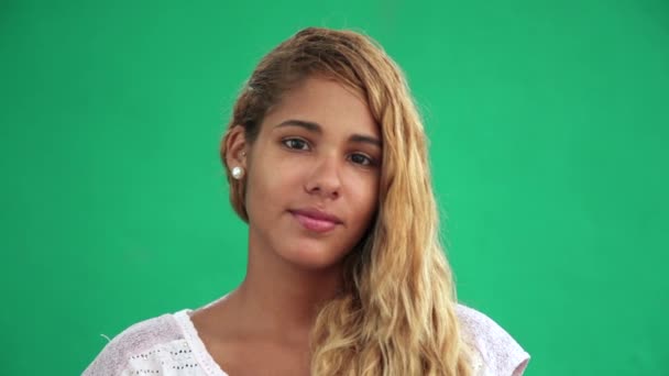 Portret gelukkig mooie Latina meisje glimlachend — Stockvideo
