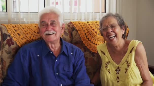 Groep gelukkige vrienden lachen en praten In bejaardentehuis — Stockvideo