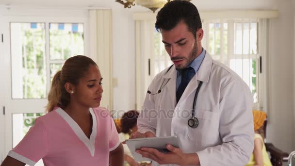 Reunión en el trabajo con el médico y la enfermera hablando en el hospital — Vídeo de stock