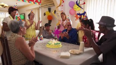 Aile birleşimi için doğum günü partisi kutlama içinde emeklilik ev