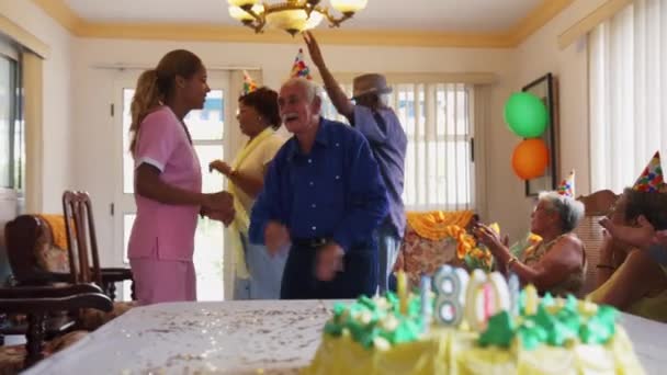 Празднование дня рождения с счастливыми пожилыми людьми в клинике — стоковое видео