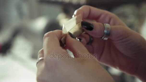 Женщина готовит гашишский сустав марихуаны для курения — стоковое видео