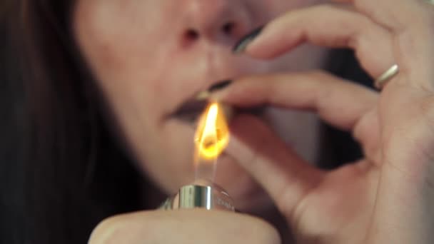 Latina žena s lehčí kouření hašiše společné marihuanovou cigaretu