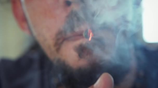 Hispánský muž kouření hašiše společné marihuanovou cigaretu pro zábavu — Stock video