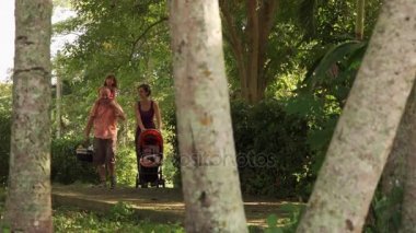 Baba anne kızı ve oğluyla Park aile eğlence