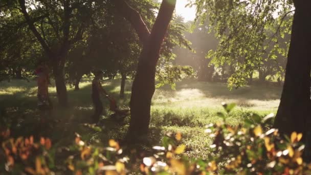 Vita människor som vandrar i City Park för picknick — Stockvideo