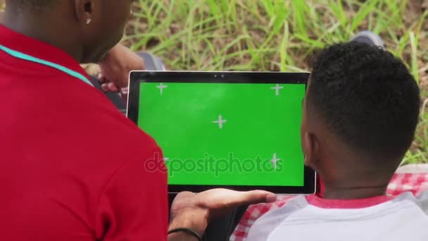 Pessoas usando o e-mail da Internet no Ipad Tablet com tela verde — Vídeo de Stock