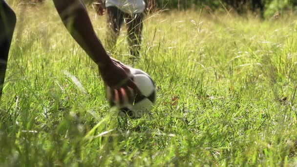 Prática do esporte com o pai ensinando filho como jogar futebol — Vídeo de Stock