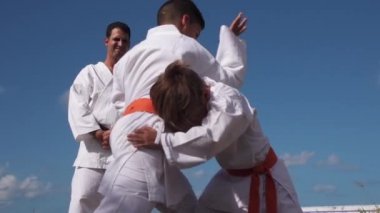 Karate Okulu ve öğretmen onlara bakmak kavga