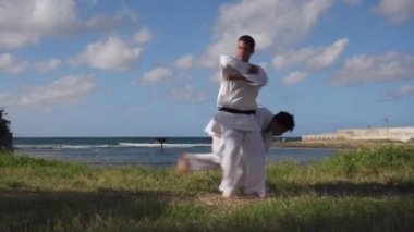 Erkekler mücadele sporudur Karate simülasyon sırasında mücadele yumruk tekme