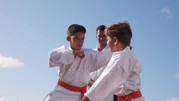 Verekedős, Karate iskola tanár gyermekek Lassított lejátszás