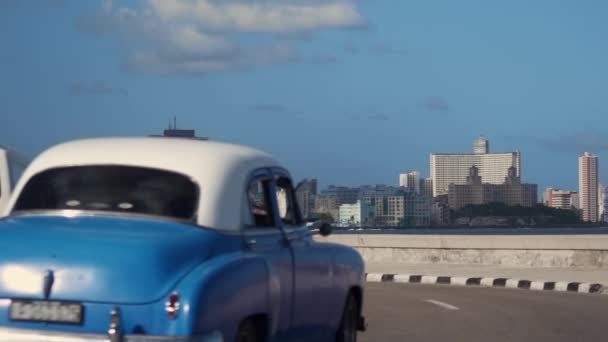 Панорамный вид на город Гавана на Кубе с Карибским морем — стоковое видео