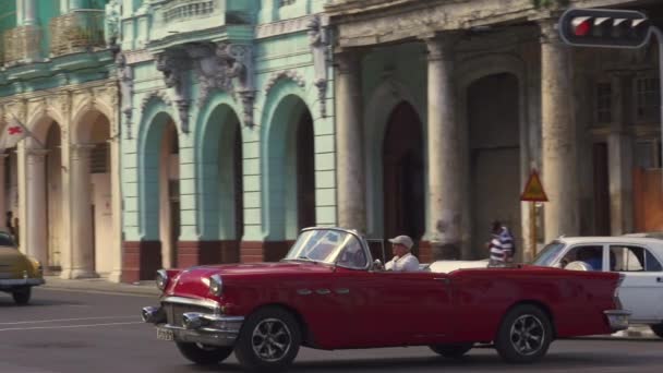 Oude auto als Taxi op de weg In Havana Cuba — Stockvideo